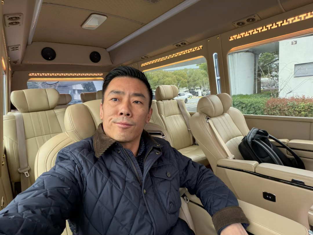 小李飞车 李副总就爱讲个排面你们说这大个考斯特是不是还缺点啥