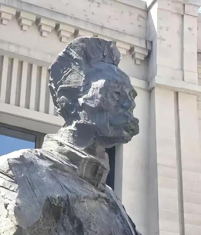 延安文艺馆里的鲁迅雕像，
苦大仇深的样子，
我们的大先生是这个样子吗？
应该管一