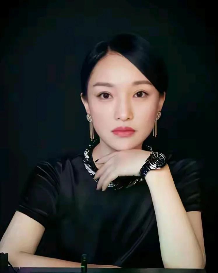 至今为止，放眼整个影影视圈能够包揽金鸡奖，金像奖，金马奖，夺得“三金”的女演员也