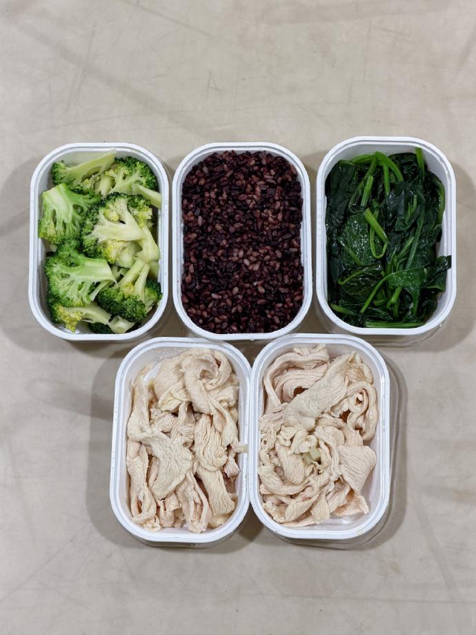 姚琛带着减脂餐上披哥舞台训练强度本来就大，合理的减脂餐既能维持身材，又能补足身体