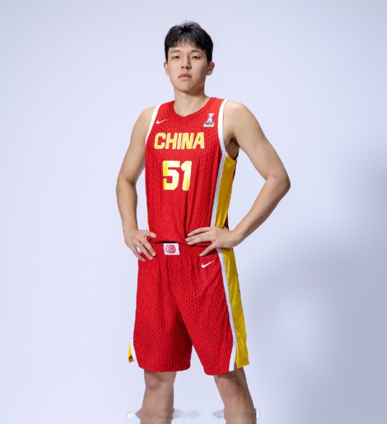 刚刚结束自己NBA新秀赛季的杨瀚森透露了自己休赛期的计划：为国家队出战比赛，争取