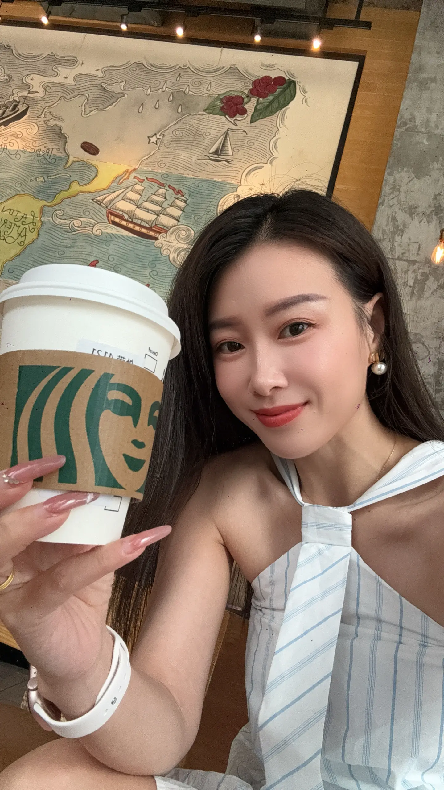 很喜欢星巴克的广告语：生活不一定要比别人好，但一定要比以前好^_^