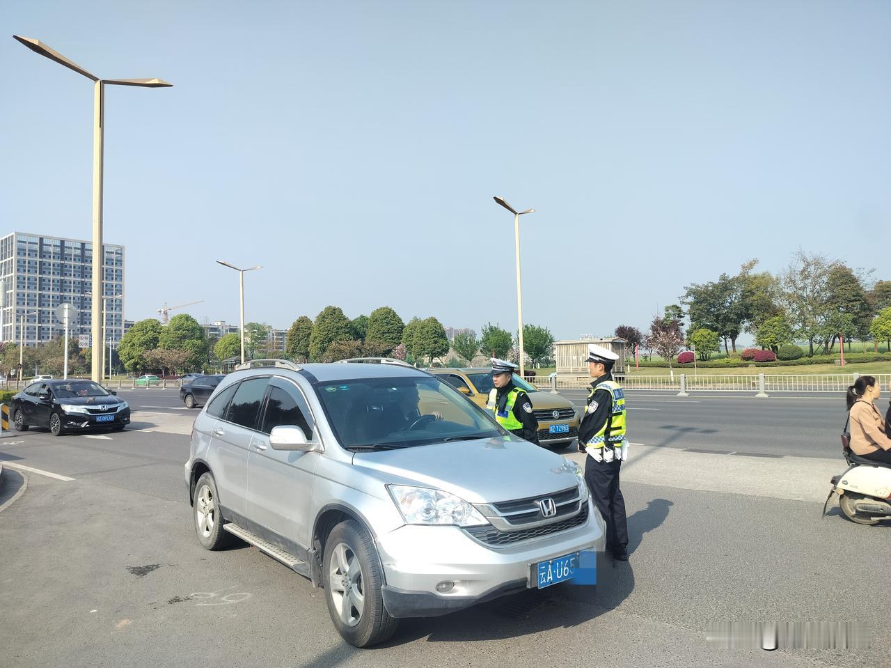 【眉山：“劝导+严查” 整治乱停乱放 眉山公安交警守护道路畅通】道路是城市的血脉