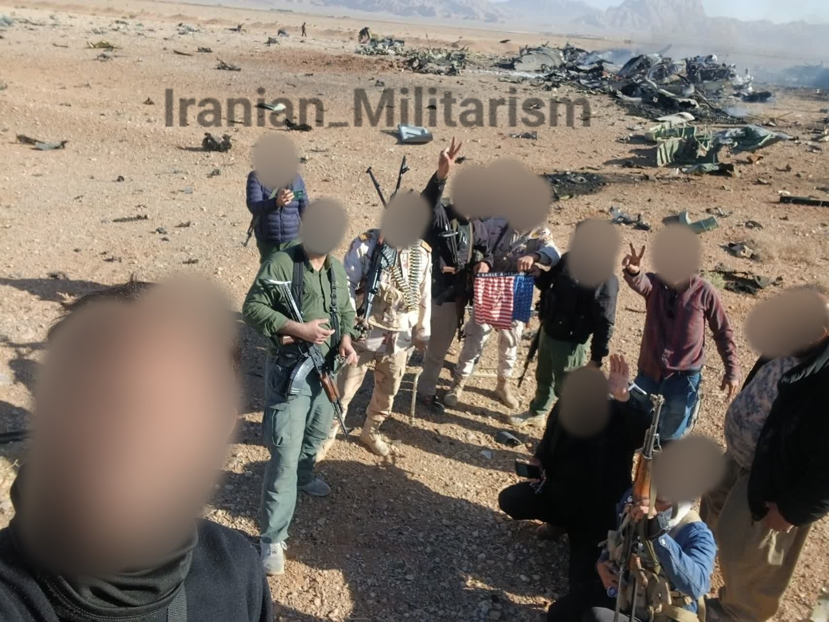美伊以冲突曝美军炸毁两架故障运输机热点现场 首批赶到美军撤离现场的伊朗武装人员，