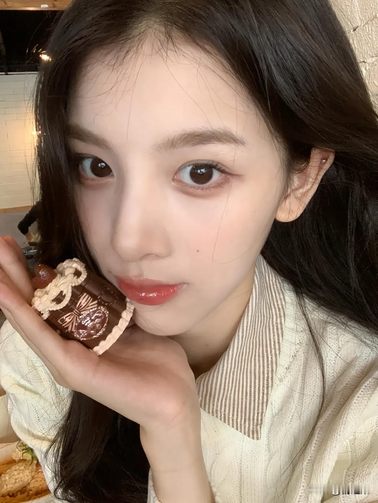 精致女孩下午茶时光，享受巧克力与美食的甜蜜