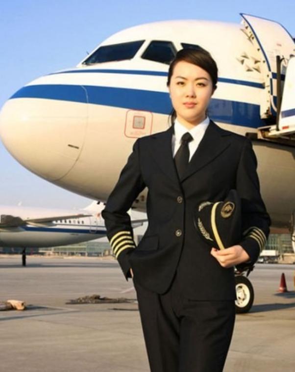 2009年夏天，一架中国飞机在曼谷机场降落并停稳后，女机长正准备打开舱门，突然听