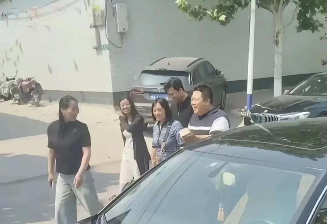 藏不住了。
解清帅说他的妈妈抑郁症复发，目前很是严重，而这两天一家人开开心心外出