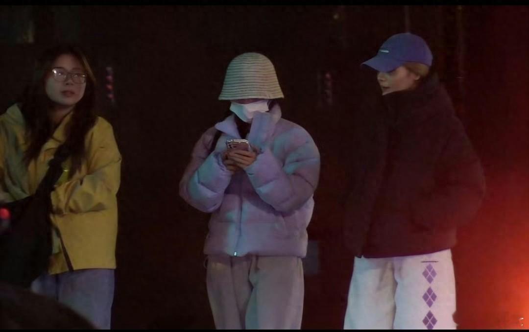 鞠婧祎风波后首现身 12月19日，被合约纠纷缠身多日的鞠婧祎终于有了新动静。有网