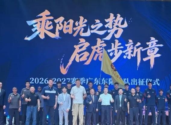 身份全新切换！朱芳雨出任荣誉顾问坐镇C位，卸下战绩重担，杜锋尽显松弛感
 
一场