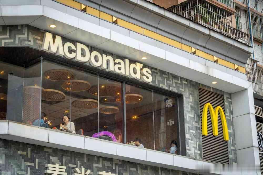 哈，五毛一块地涨，连个通知都懒得编。
麦当劳对媒体说，2025年12月15号起，