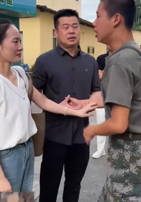 国防科大校门口，人来人往全是新生报到的热闹景象。来来往往的家长，都在笑着送别孩子
