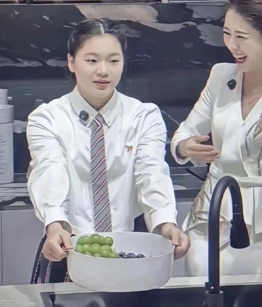 婵宝笑起来真甜！19岁的姑娘要好好的✨
 
刷到婵宝这张活动照，穿着白衬衫系着条