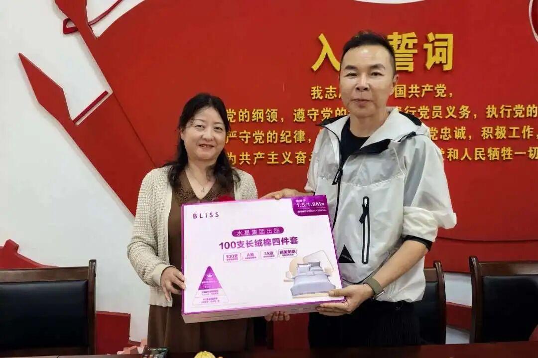 云南西山区碧鸡徐霞客中心学校，7月1日举行任云华老师退休欢送会。工会主席李涛为任