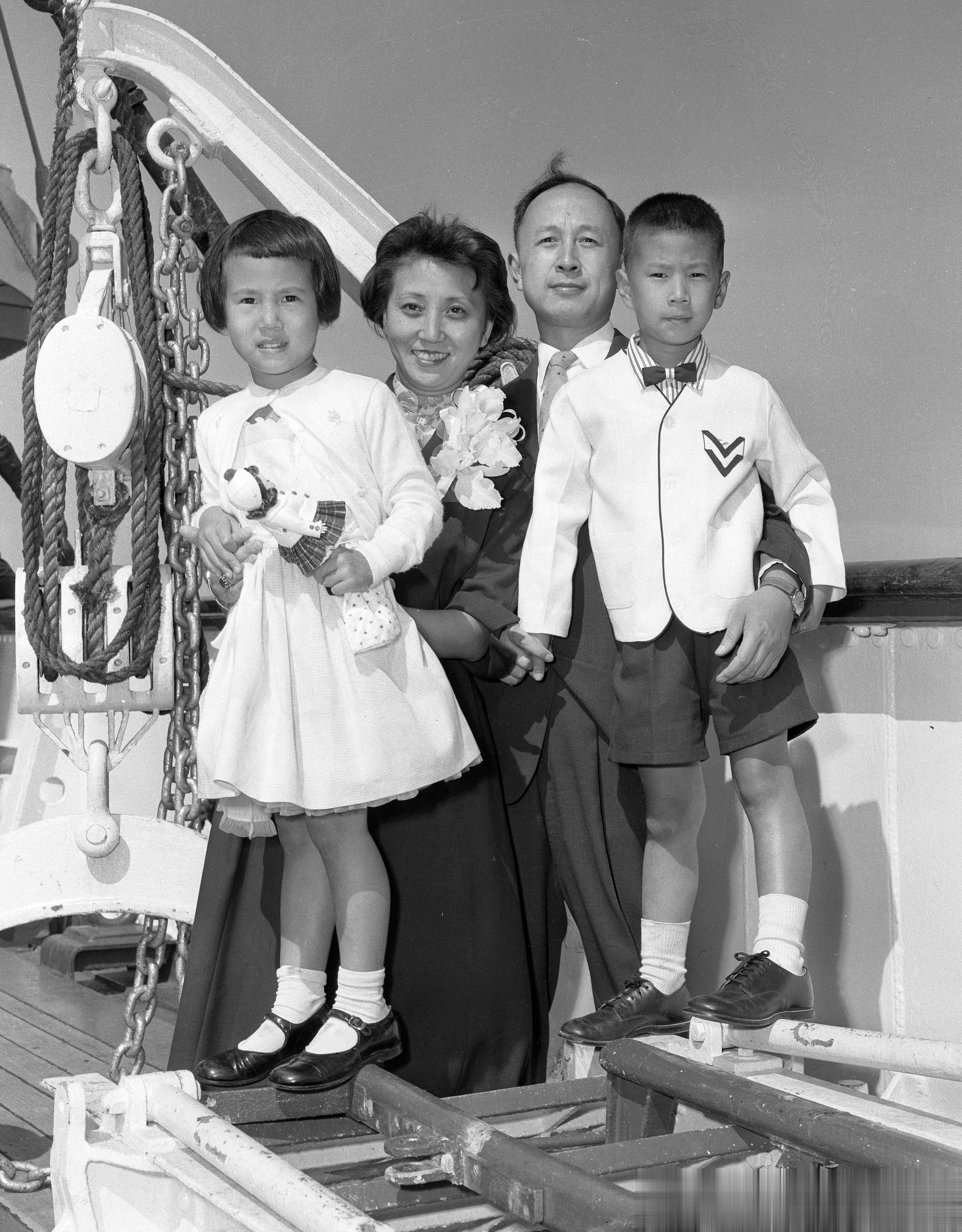 1955·克利夫兰总统号上的钱学森一家难得的笑容，出现在钱学森一家四口的脸上，经