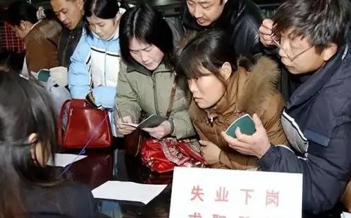 知名学者警告说：“资本家在做局，发现国人的人口红利不在了，就吸引印度人跟东南亚人