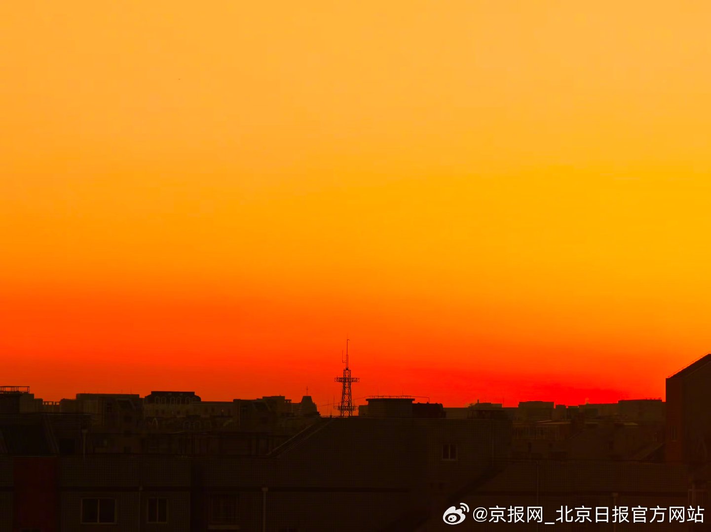 【#北京朝霞为2月写下灿烂扉页#】#2026年2月的第1次朝霞# 2月1日清晨，