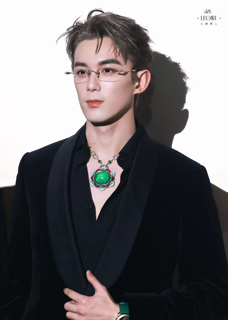 吴磊火速演个霸总吴磊年上年下切换自如重工珠宝上身完全没有被压住气场 ​​​