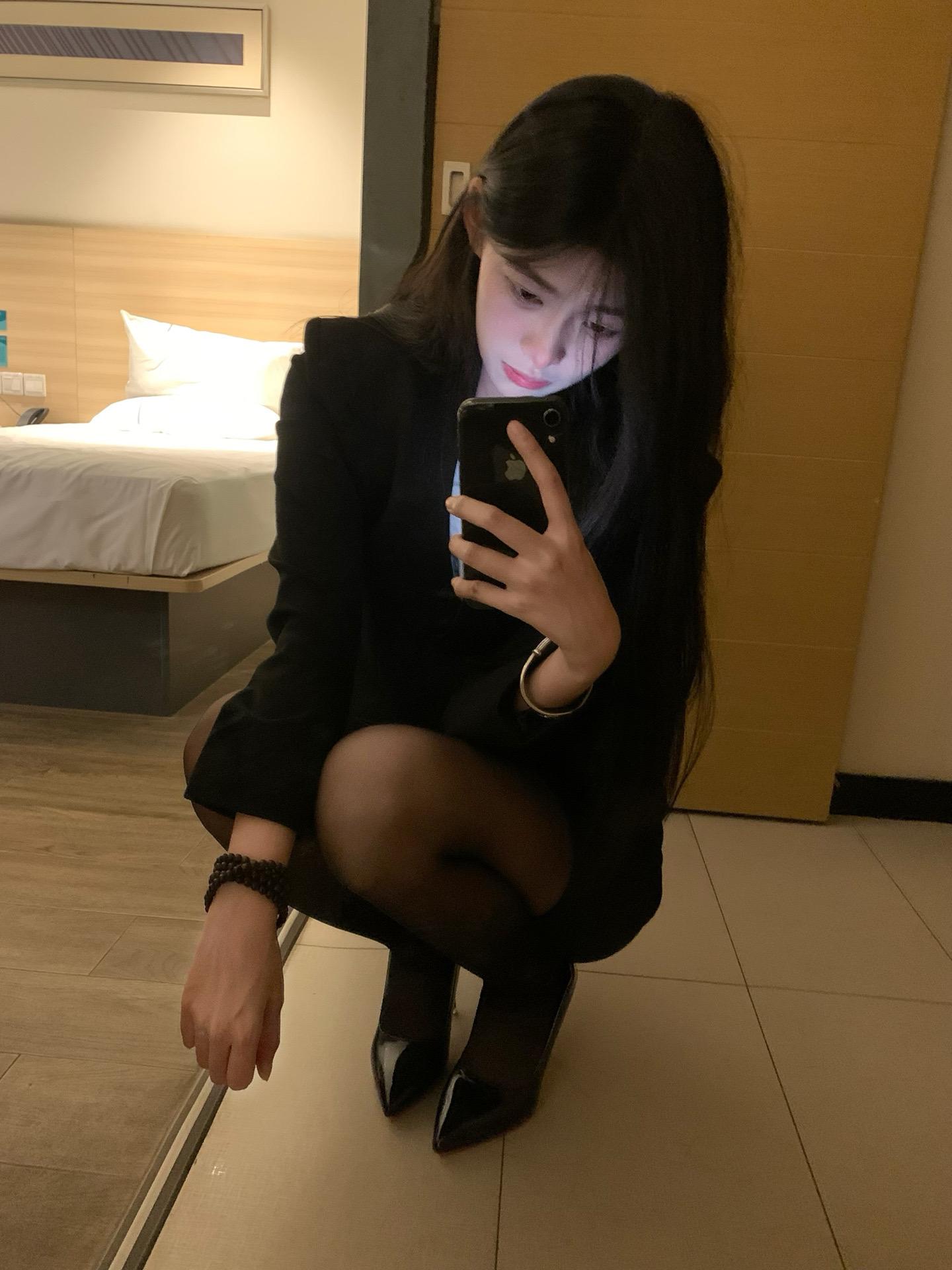 你穿上了成熟的衣服 开始化妆 唯一不变的还是喜欢掉眼泪