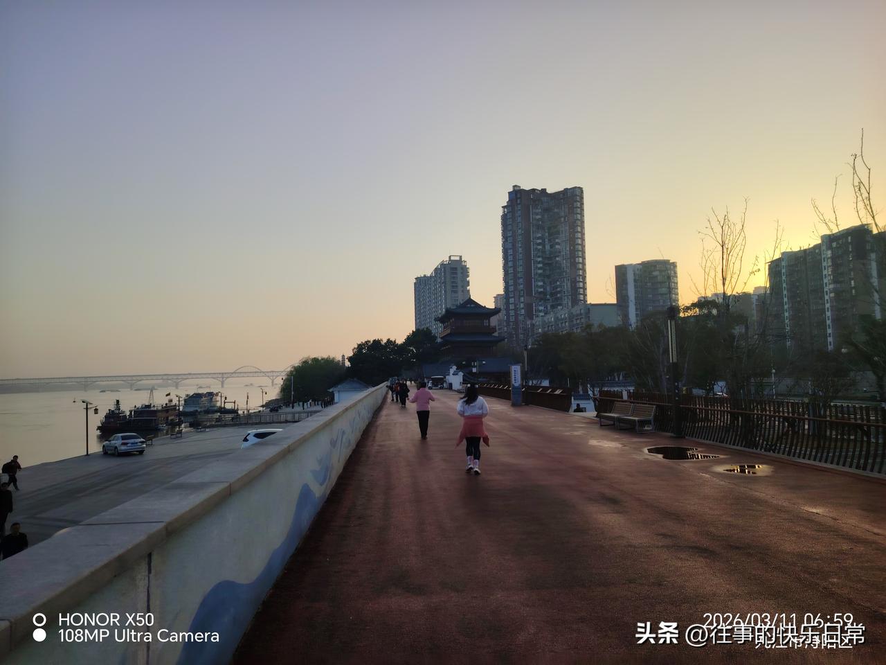 集卡领红包3月11日长江岸边晨练