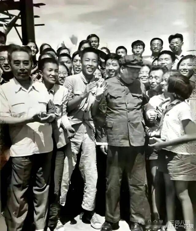 【贺新郎·民心为盾】贺新郎·民心为盾窑洞春风暖。拥群黎、粗衣共饭，笑谈乡畔。不似