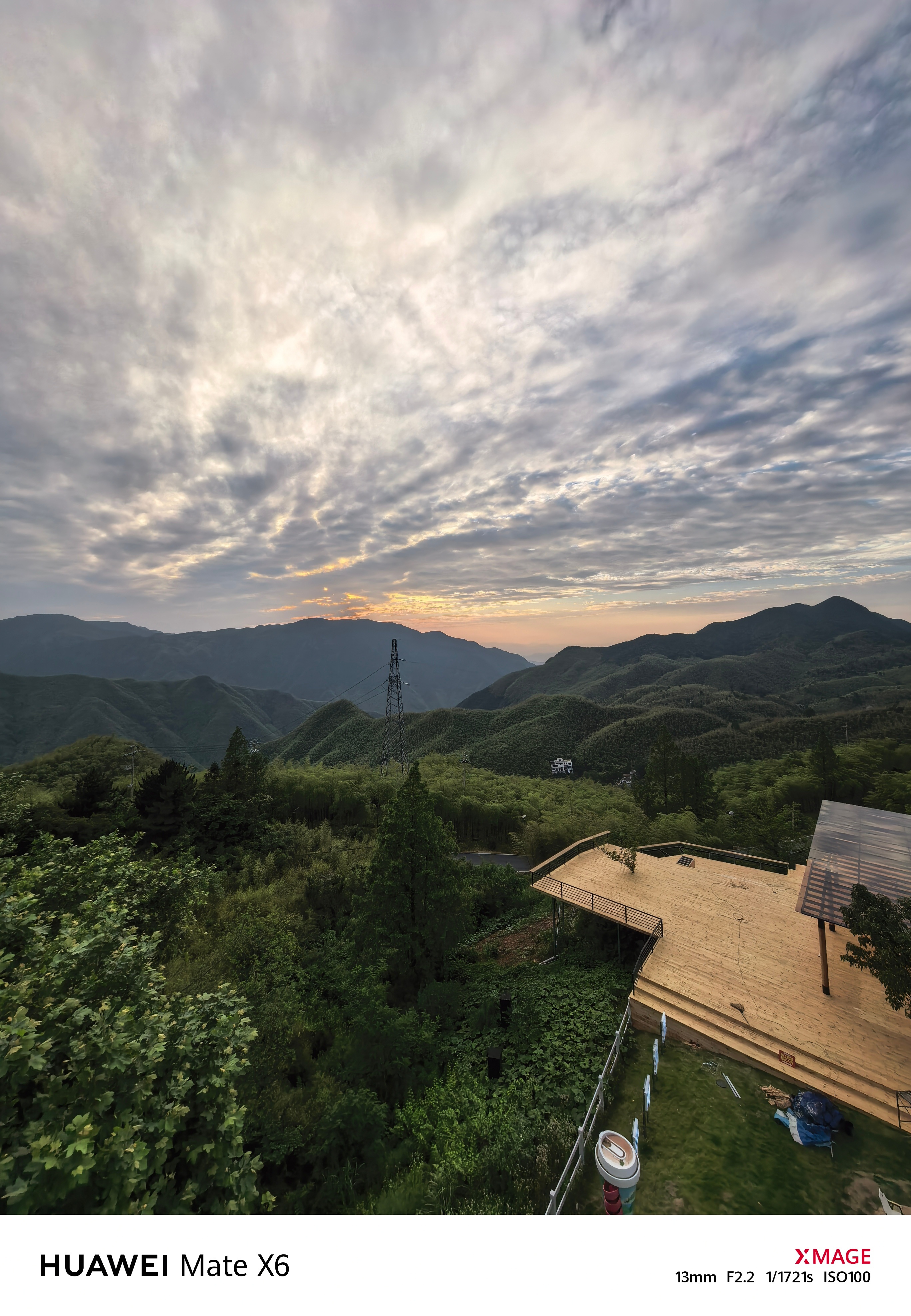 来安吉江南天池勘景这条山路超级适合跑山果然山上有家藤原豆腐店～店里有7KW的蔚来