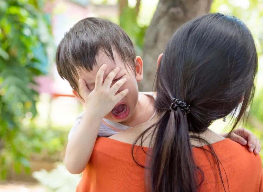 孩子生下来就要哭，不哭也要打哭，这是为什么？

其实不是哭，是孩子在练习呼吸，你