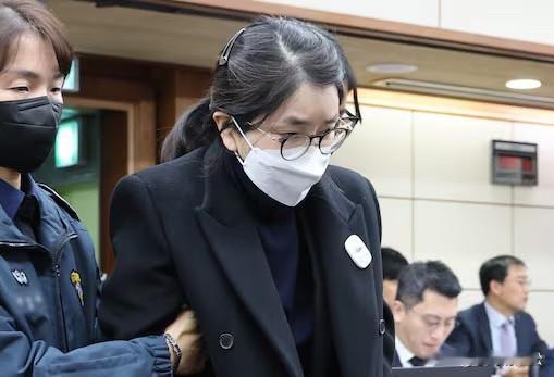 李俊洙的口供曾让金建希在去年逃脱罪责，如今他才敢翻供说出事实！
李俊洙曾坚称金建