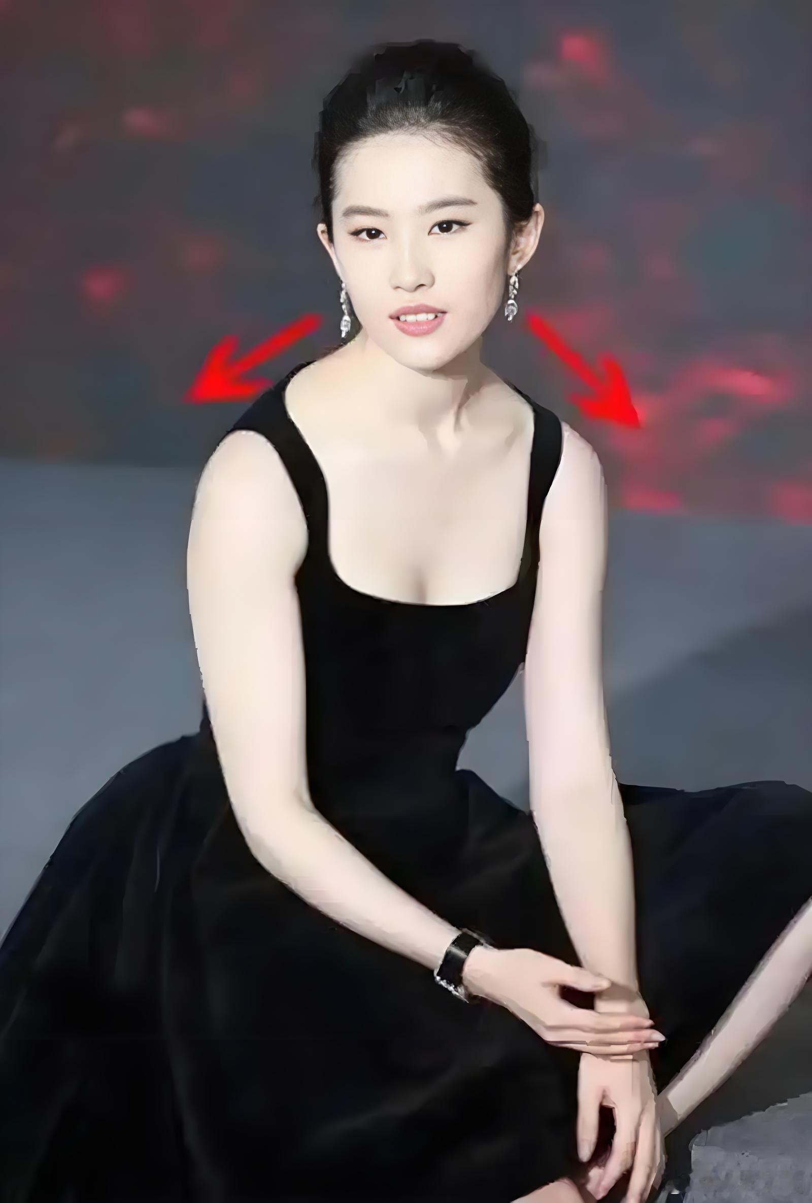 当刘亦菲被说溜肩时，她展现出了令人钦佩的高情商。在公众场合被提及此事，刘亦菲只是