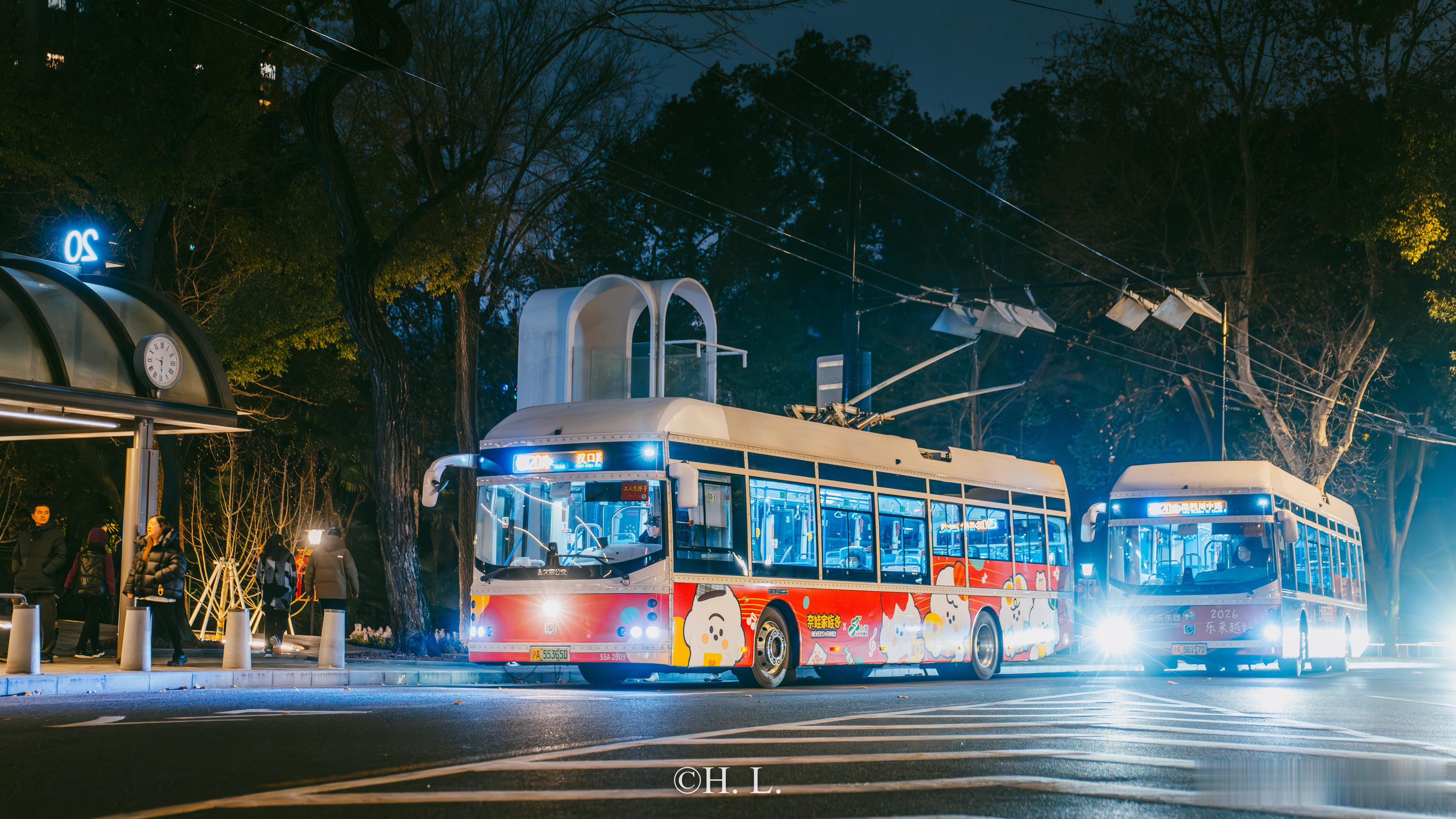 20路无轨电车广告上新，奈娃家族来了。红色底色的可爱ip现正与交通卡联名，快来2