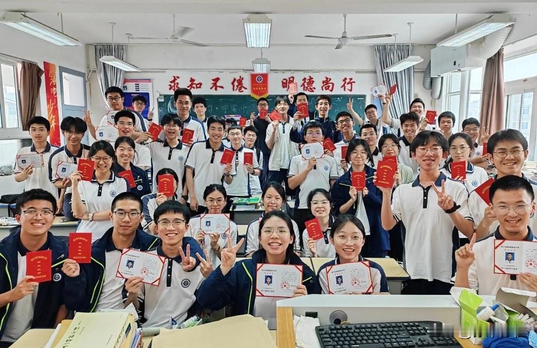 儿子所在学校管理严格，为了不影响高考冲刺，明令禁止任何班级在考前举办毕业集会。直