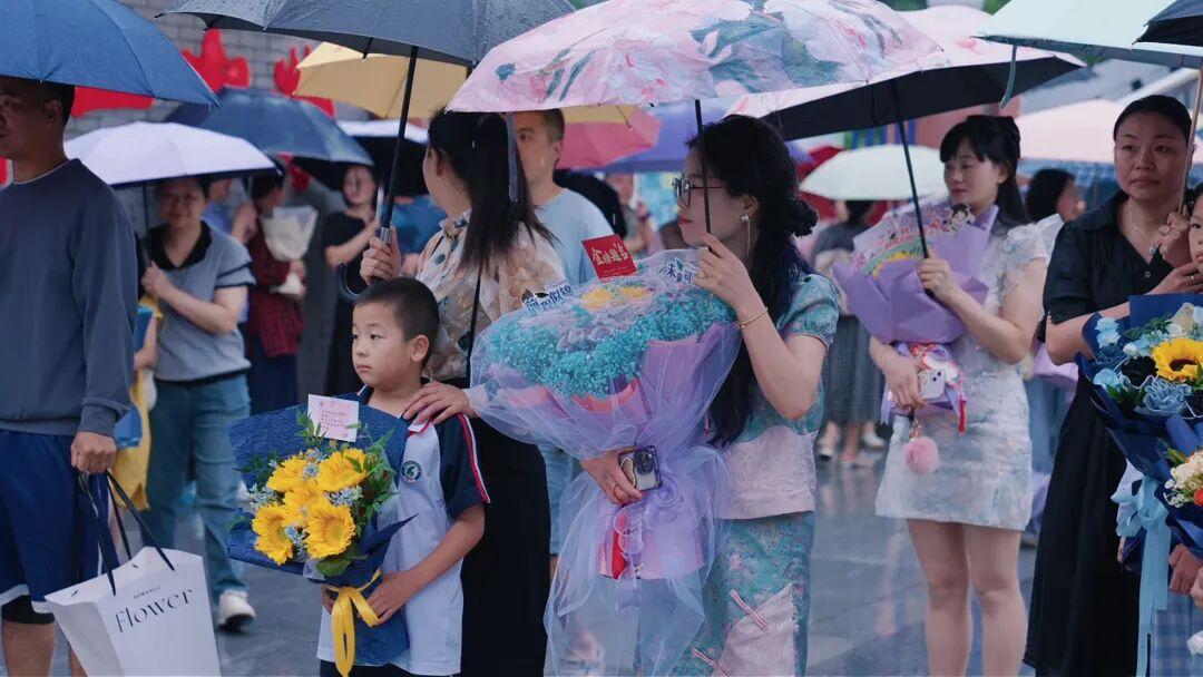 6 月 9 日傍晚 18 点 15 分，随着最后一门生物学考试结束的铃声响起，福