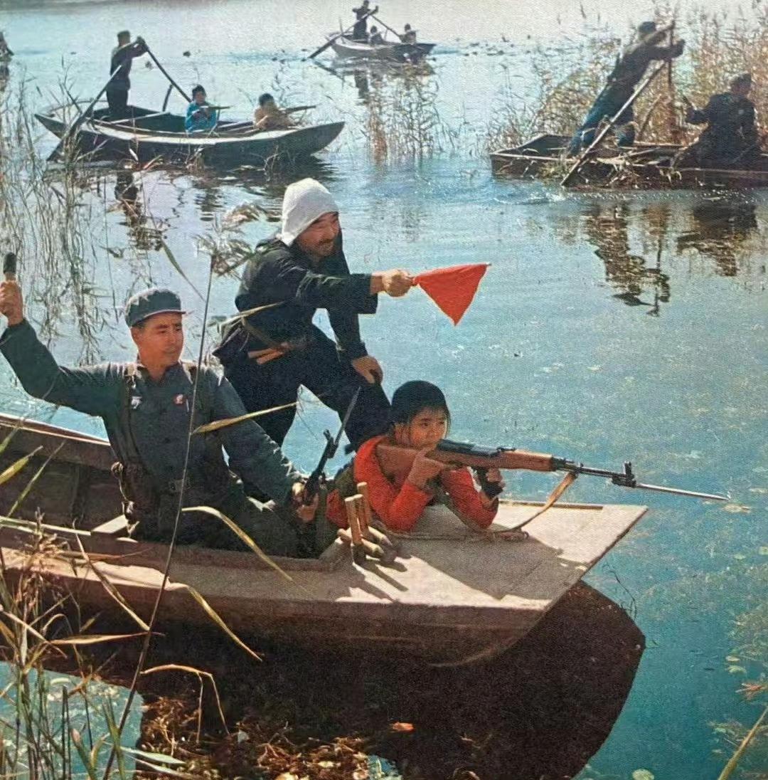 翻到这张60年代白洋淀民兵训练的老照片，一下子就想起小时候看的《小兵张嘎》！

