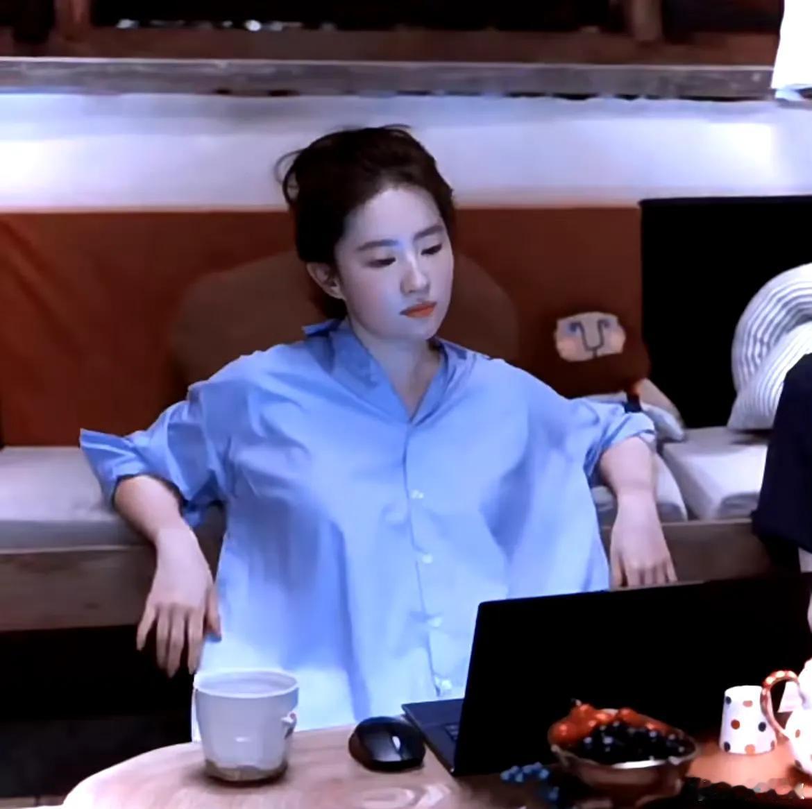刘亦菲：优雅就是不装？#刘亦菲性感美##刘亦菲美得自然#