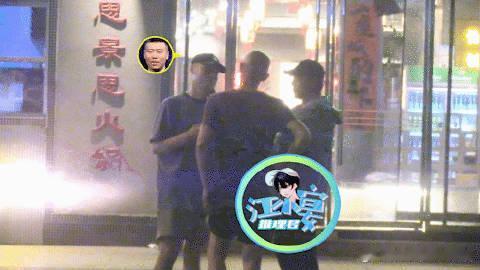 #张一山杨九郎聚餐# 媒体拍到张一山、杨九郎火锅店聚餐，哥俩关系真好 ​​​
