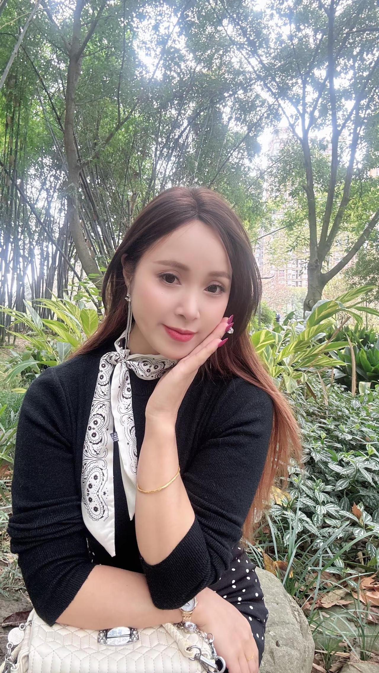 做我老公吧，我知趣识大体，不查岗不黏人，你下班了做饭给你吃，实在不行我把零花钱都