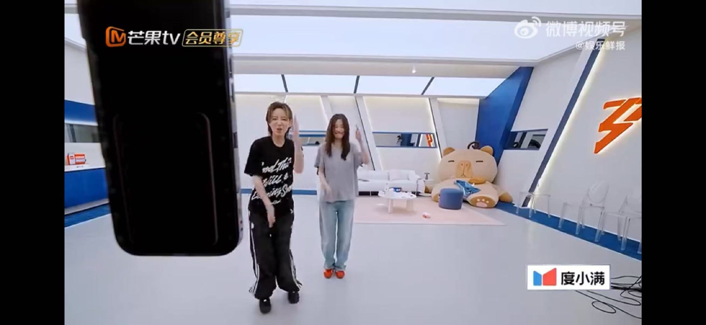 李斯丹妮李斯丹妮对delulu的执念乘风2026挨个邀约师姐共舞，有趣互动氛围感