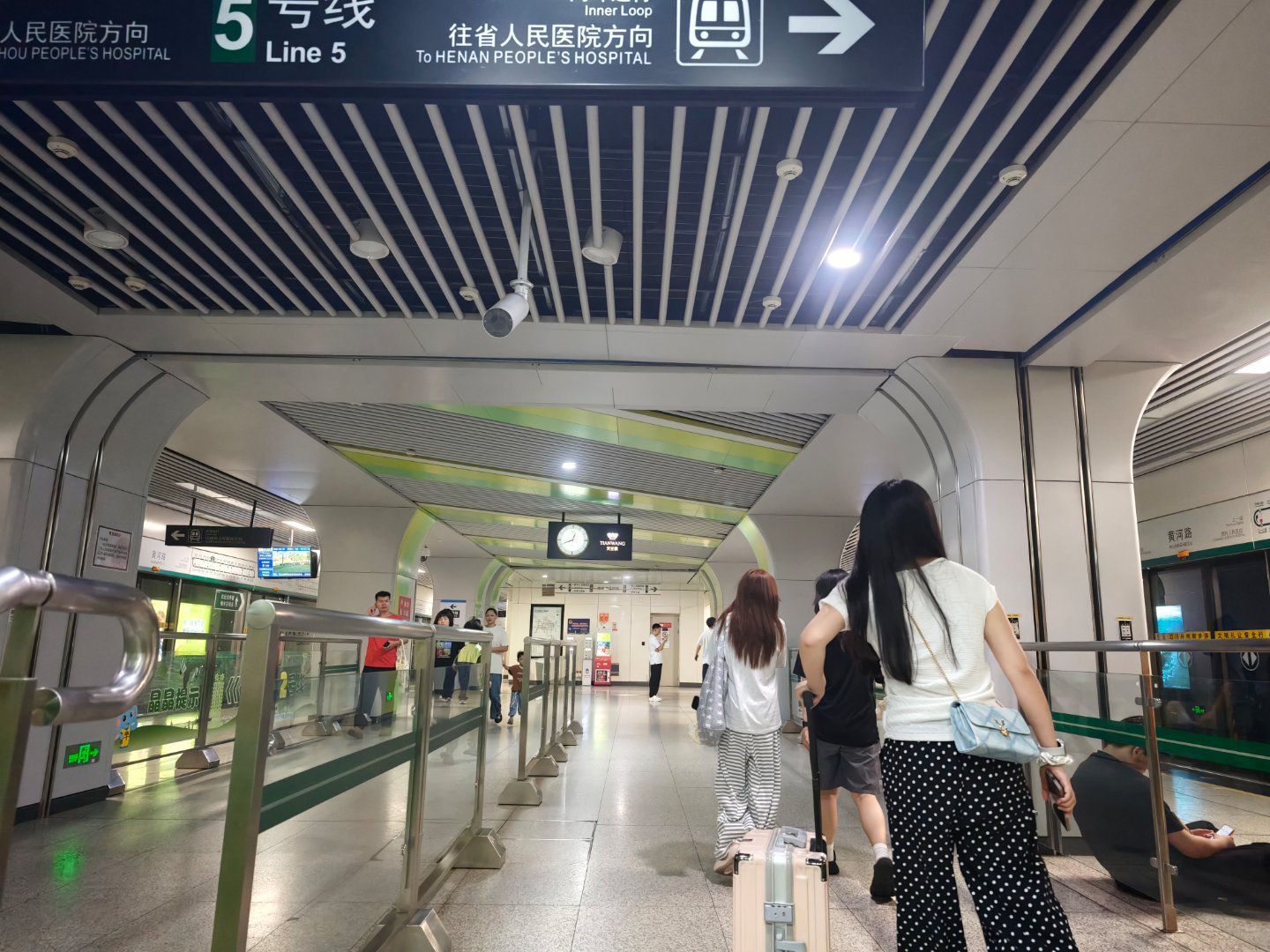 这地铁站里面黑咕隆咚的，都在节能减排 