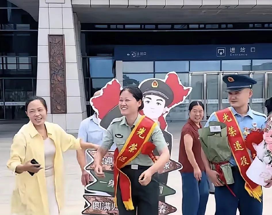 两位退伍老兵火车站偶遇，直接变相亲现场。