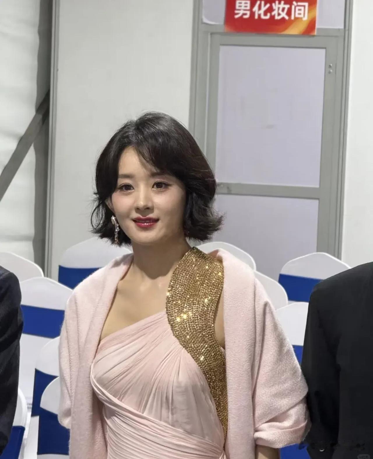 冯绍峰真有福气，能拥有赵丽颖这么美的人儿，原相机还能这么美，甚至很多见过真人的都