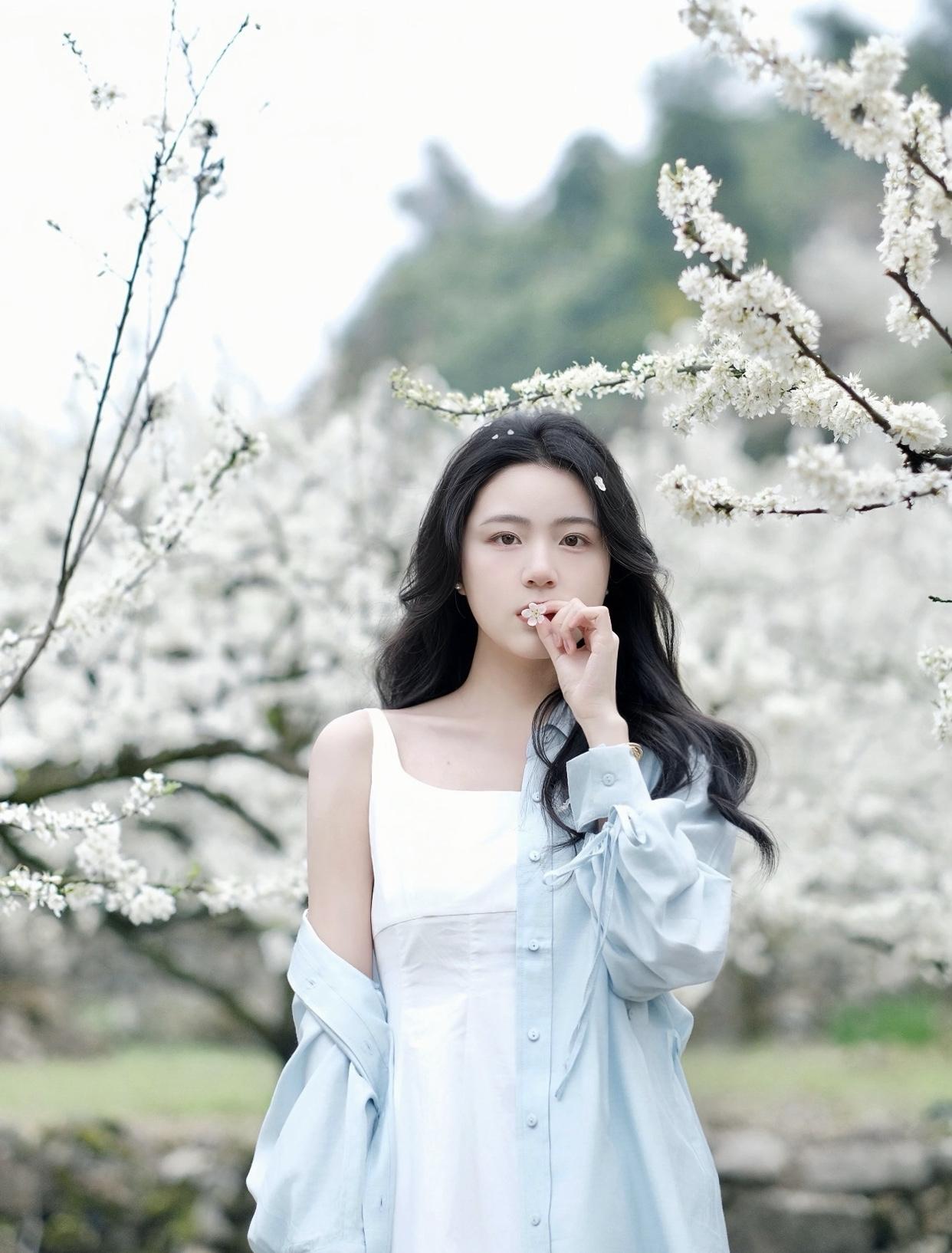 从外在看，她们坦然接纳年龄，保持面部有支撑、身体有线条，衣服宽松有型，呈现出松弛