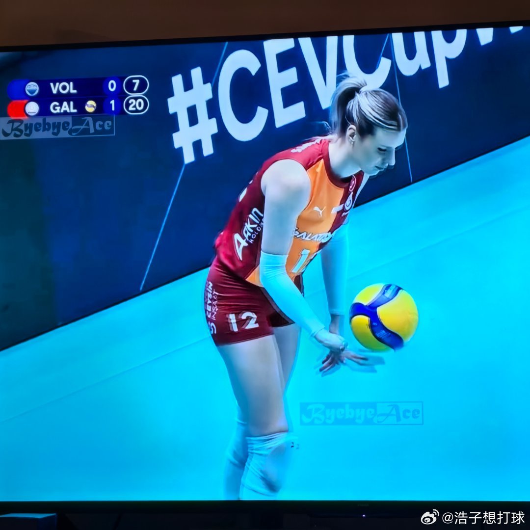 加拉塔萨雷这边分差有点悬殊，还是来感受下帕纳辛奈科斯的魔鬼主场氛围吧～ 