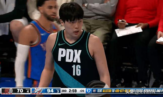 杨瀚森上场就能进三分，顶着防守就能进，还是搭档罗威登场




杨瀚森搭档罗威登