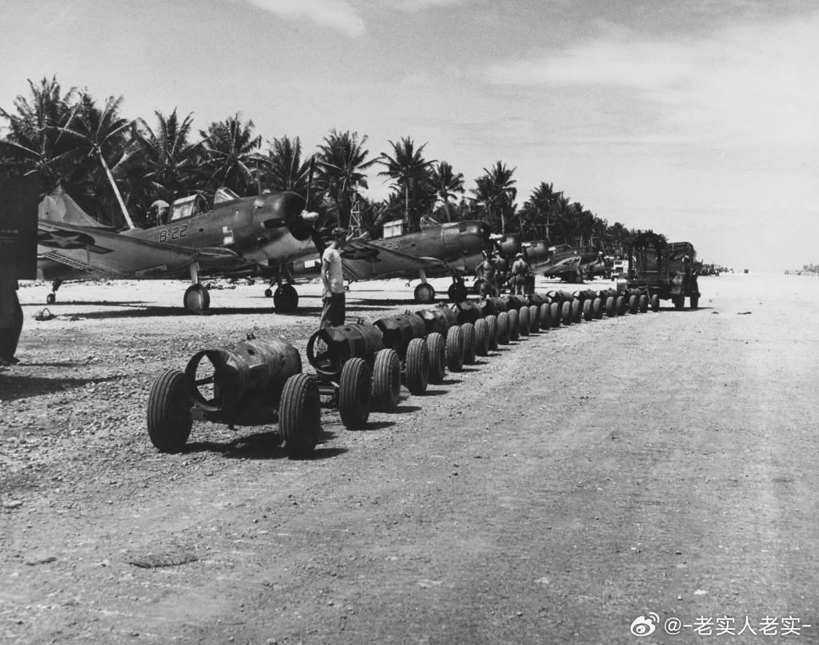 1000磅炸弹小火车驶过一排SBD无畏式俯冲轰炸机，摄于1944年3月的马珠罗环