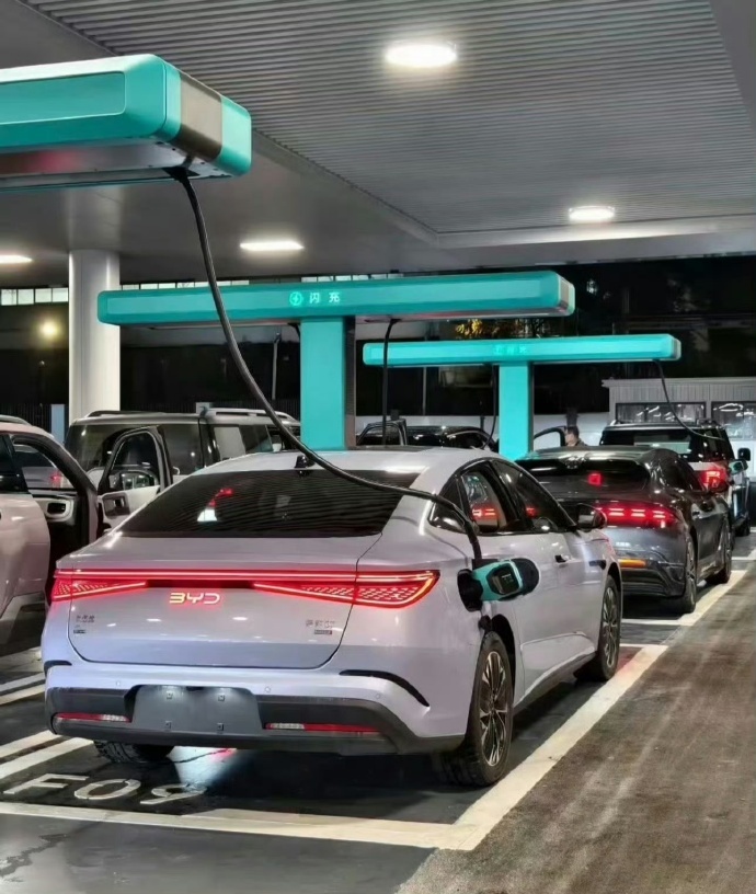 比亚迪发布“5分钟充好，9分钟充饱”的闪充技术后引发热议，针对网友的三大质疑，比