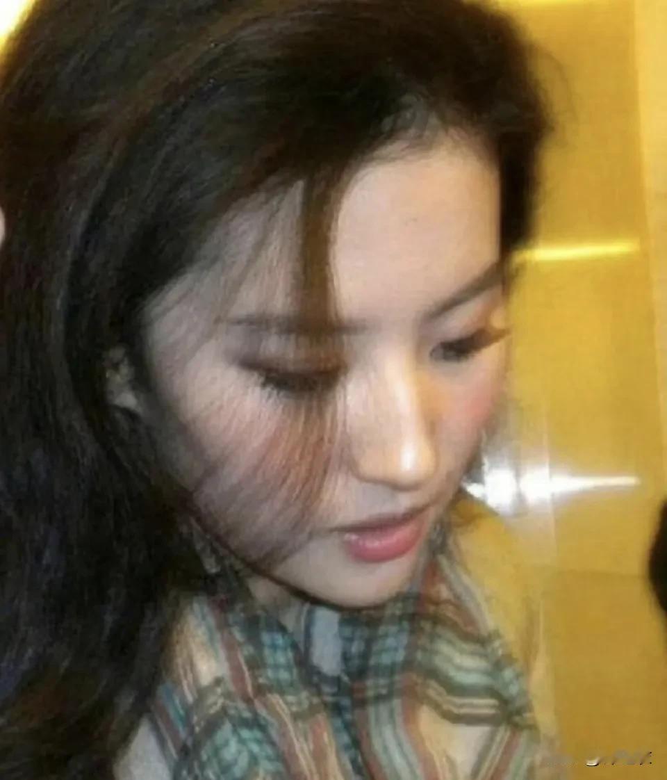 刘亦菲能红二十几年，她靠的就是真诚和真实吧，因为她出道至今未被娱乐圈的人情世故所