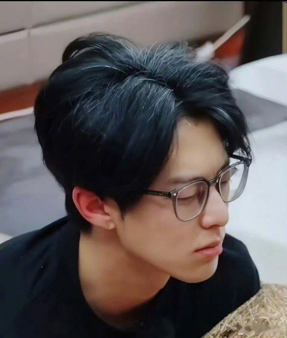 王鹤棣长白头发了王鹤棣少白头 王鹤棣怎么长这么多白头发了！！王鹤棣