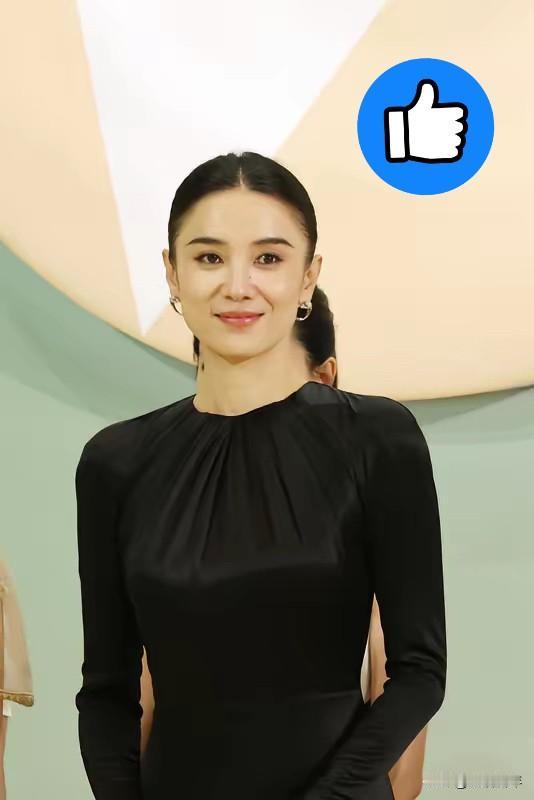 2025年，半年之内拿下东方大国电视剧和电影两大最高奖，这在娱乐圈是头一遭，她的