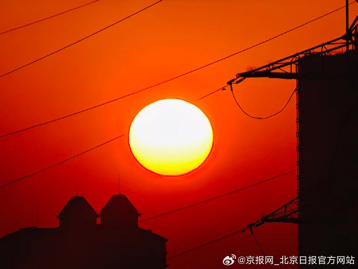 【#北京周五迎耀眼晚霞#】#北京金色夕阳奖赏每一份努力# 1月23日，周五傍晚，