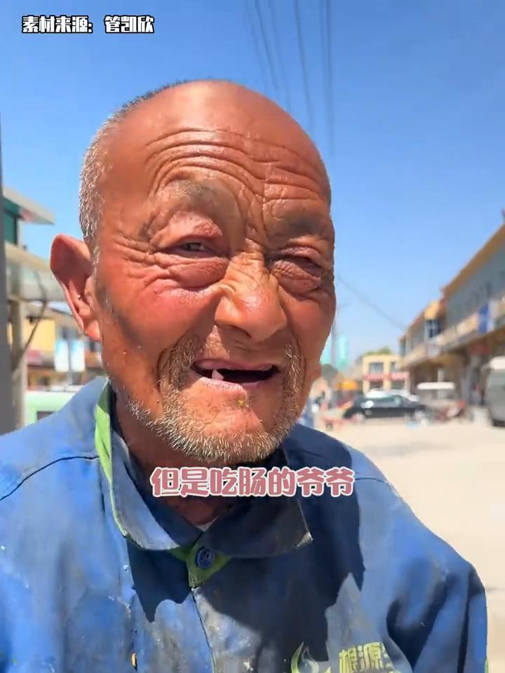 百年了，愿意无条件帮助人民的还是学生。老板姐在街边卖小吃，被一位男高中生加微信，