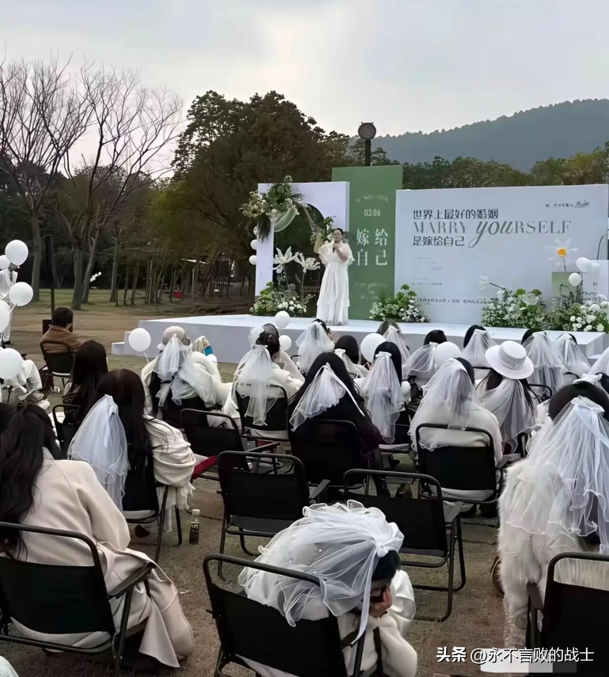 在枯草地上，一场精致的集体婚礼正在举行。

很多人都感到十分的奇怪，这是一场什么